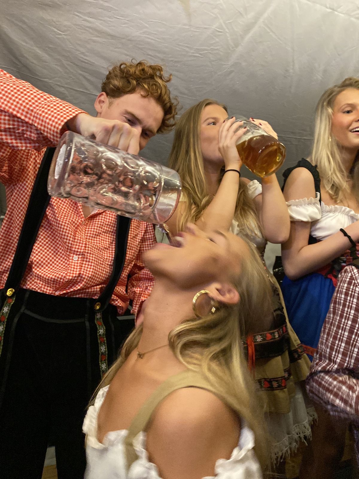 Gäste stoßen mit Bierkrügen an