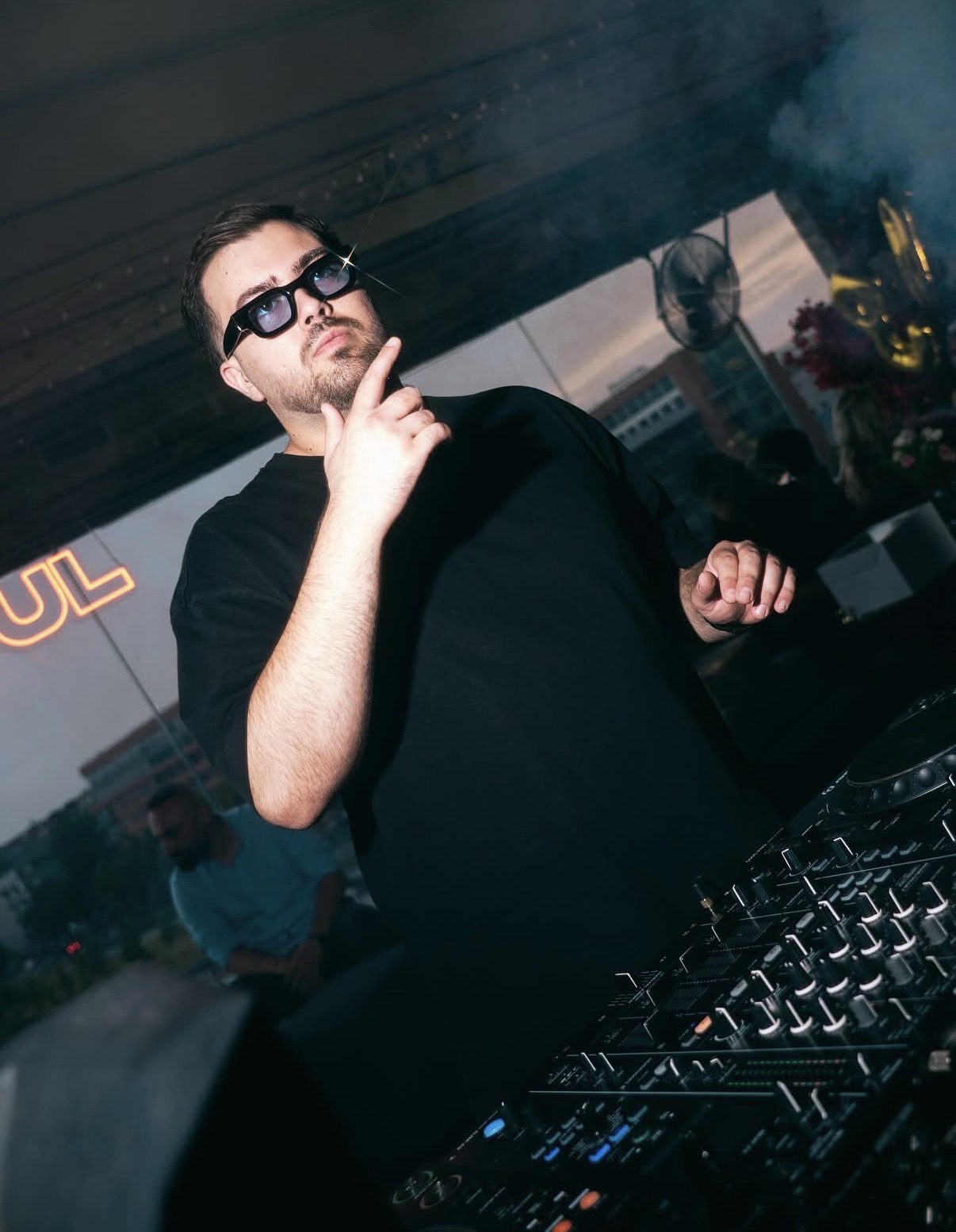 DJ AZA am Mischpult