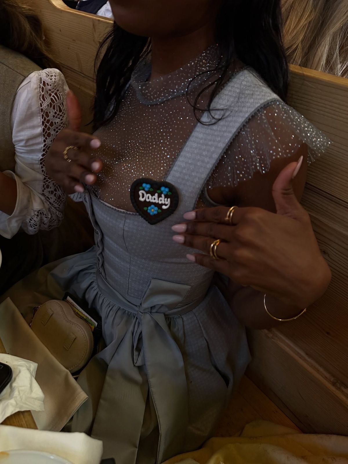Wasen-Gast mit Statement-Herz