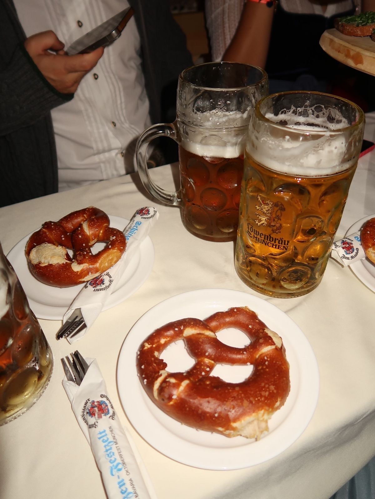 Bier und Brezeln im Festzelt