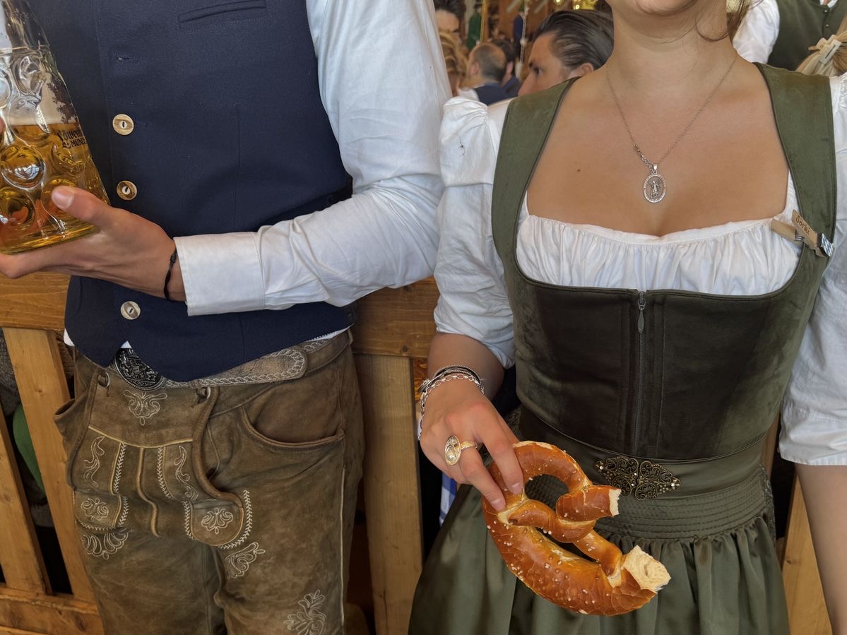 Brezel in der Dirndlschürze