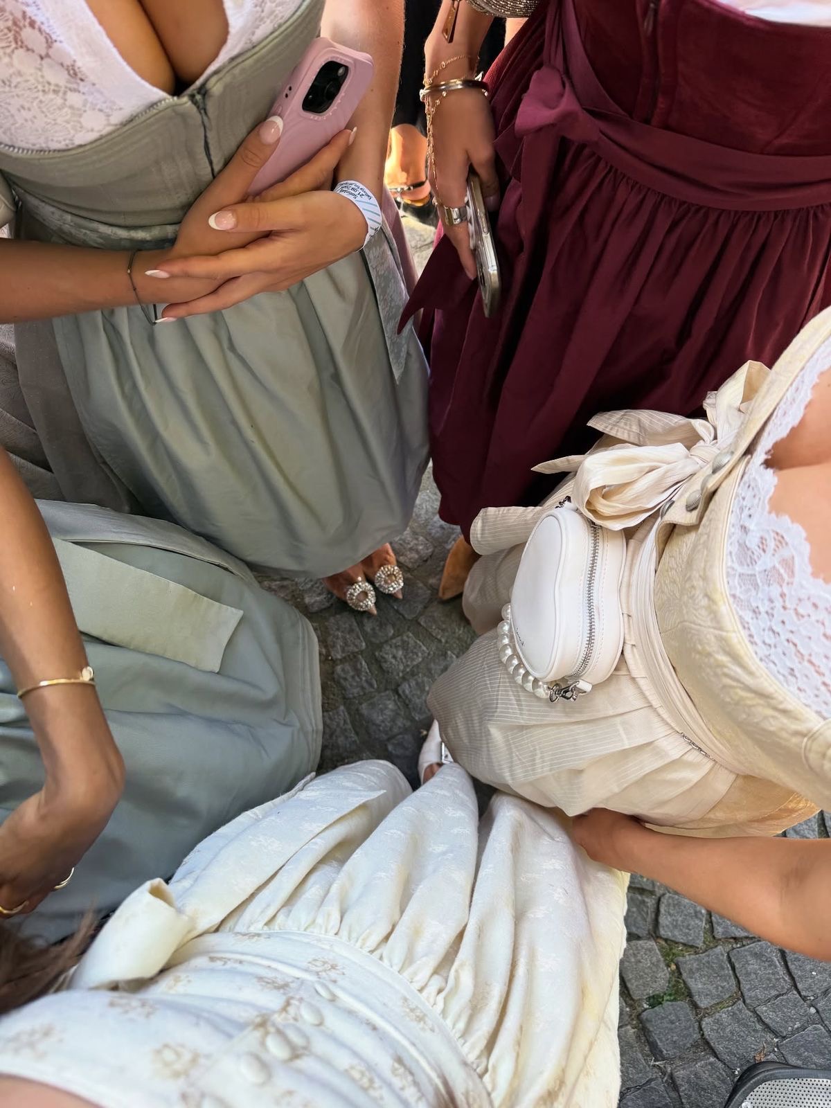 Freundinnen in Dirndl-Outfits
