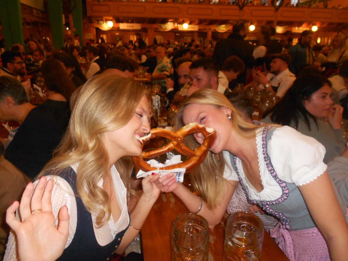 Volles Festzelt mit feiernden Gästen