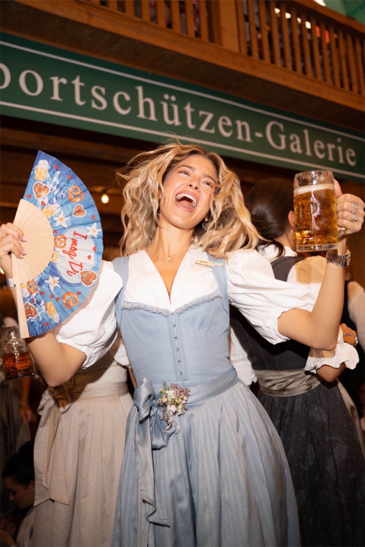 Dirndl und Fan mit Brezel-Motiv